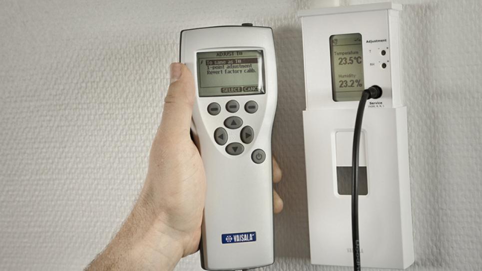 https://www.atecorp.com/ATECorp/media/ProductImages/Vaisala-HM70-Hand-Held-Humidity-And-Temperature-Meter-Hand.jpg?ext=.jpg